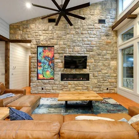 Strawberry Wine - Stunning Luxury Cabin, 2 Bedrooms With Game Room And Hot Tub !